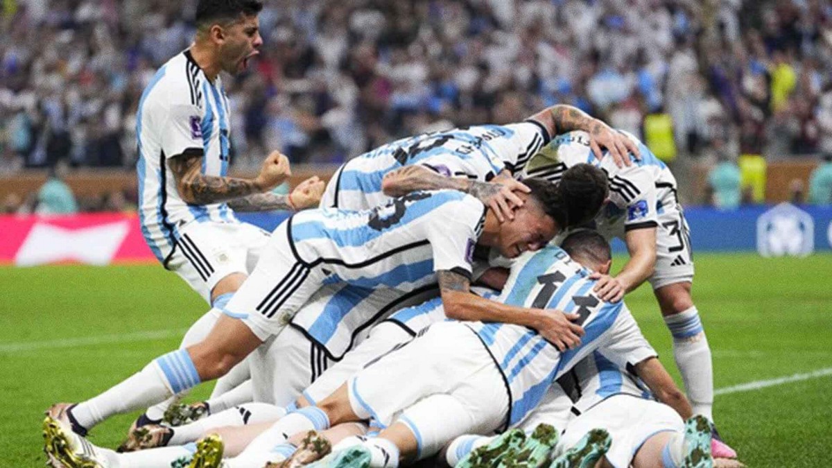 Argentina Become First Team to Reach Knockout S...